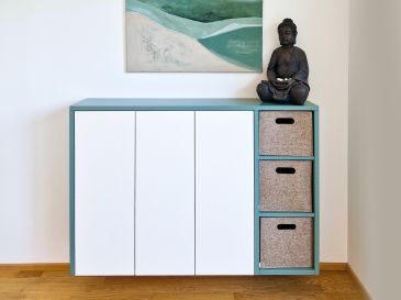 Sideboard-mit-Koerben-aus-Filz-Massanfertigung-beige