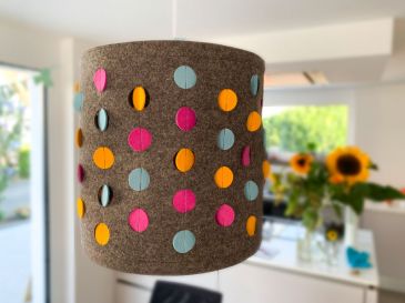 Lampe-aus-Filz-mit-Dots-in-graubraun-mit-eisblau-pink-gelb