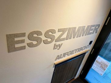 Filz-Buchstaben-selbstklebend-Esszimmer-by-Aufgetischt