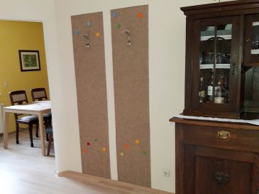 Wandkleid-Filz-selbstklebend-als-Garderobe