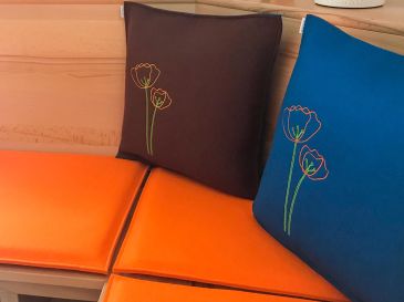 Sofakissen-Filz-in-braun-petrol-mit-Stickerei-Mohn