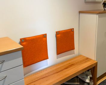 Wandkissen-aus-Filz-Garderobe-Flur-Wunschmass-orange-kuerbis