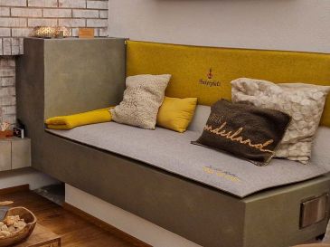 Wandkissen-und-Bankauflage-aus-Filz-mit-Bestickung