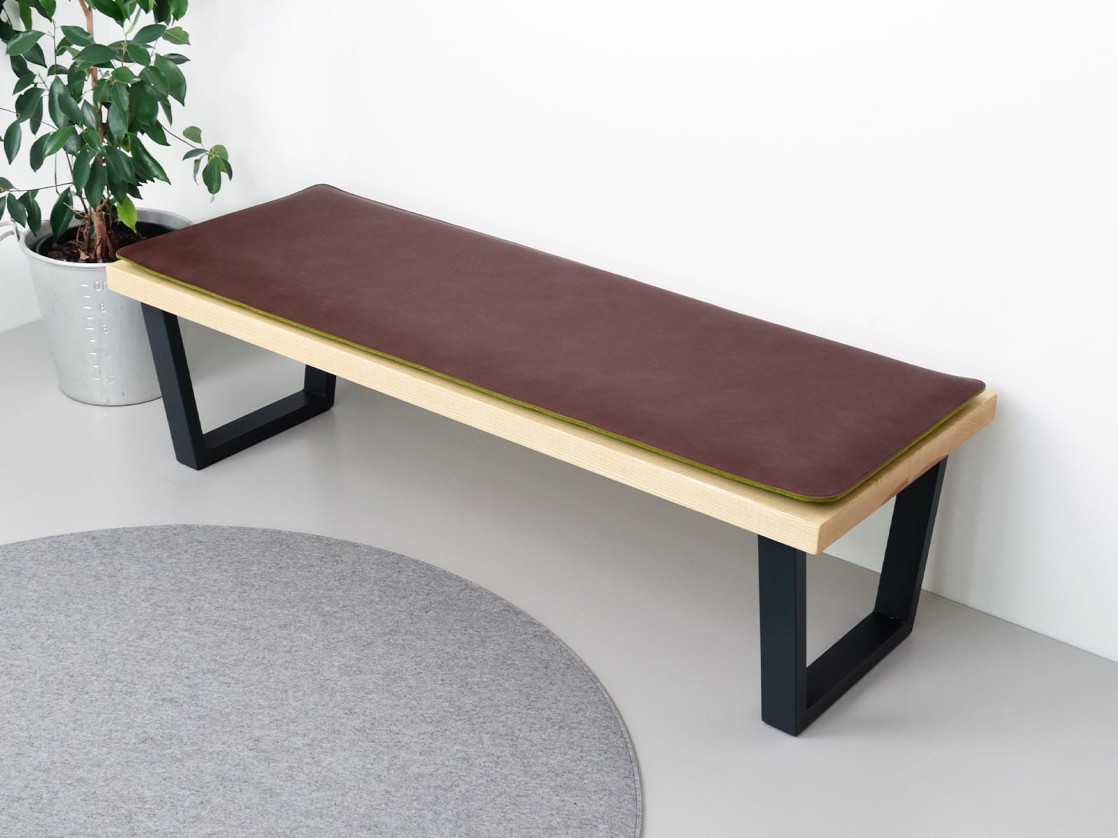 Bankauflage nach Maß aus Filz und recyceltem Leder in der Farbe camel