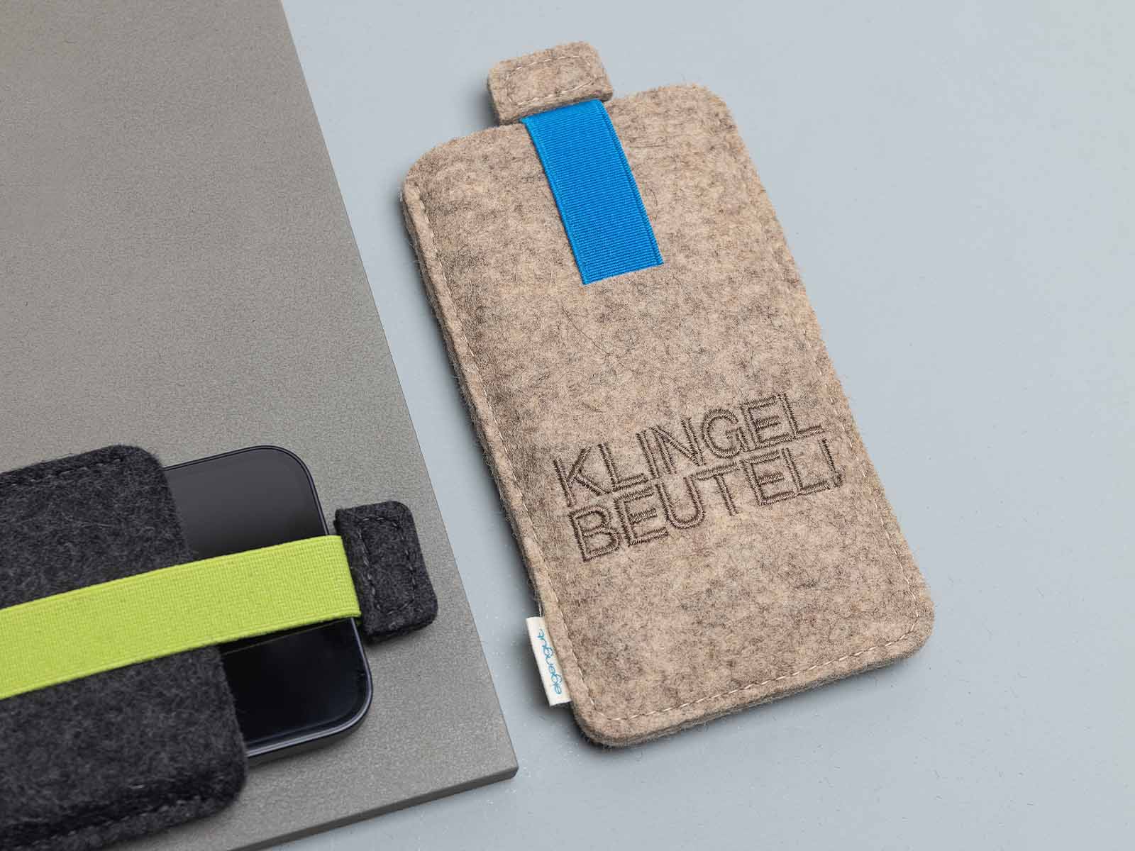 Handytasche aus Filz beige mit Gummizuglasche petrol. Bestickung mit Klingelbeutel