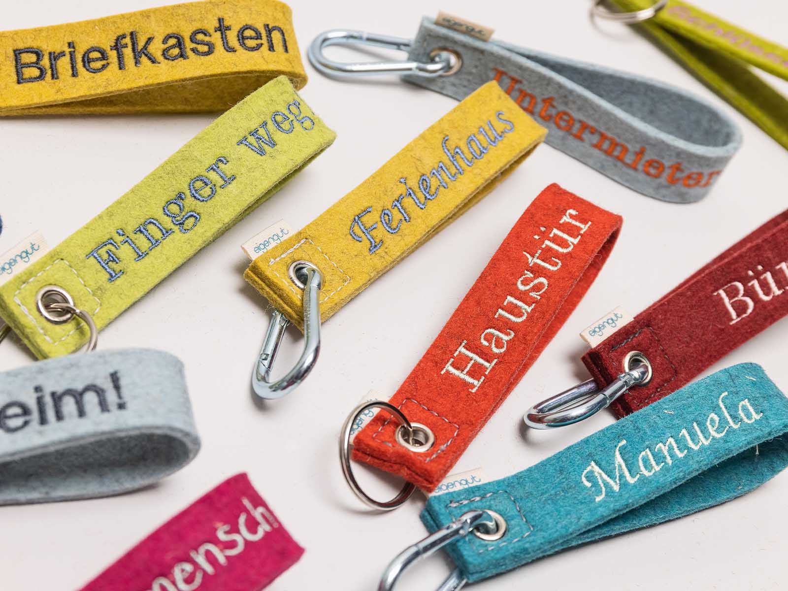Bestickung Name Wunschtext Schlüsselband Schlüsselanhänger mit Zacken personalisiert mit Text bestickt mit Name und Symbol in 34 Filz-Farben 