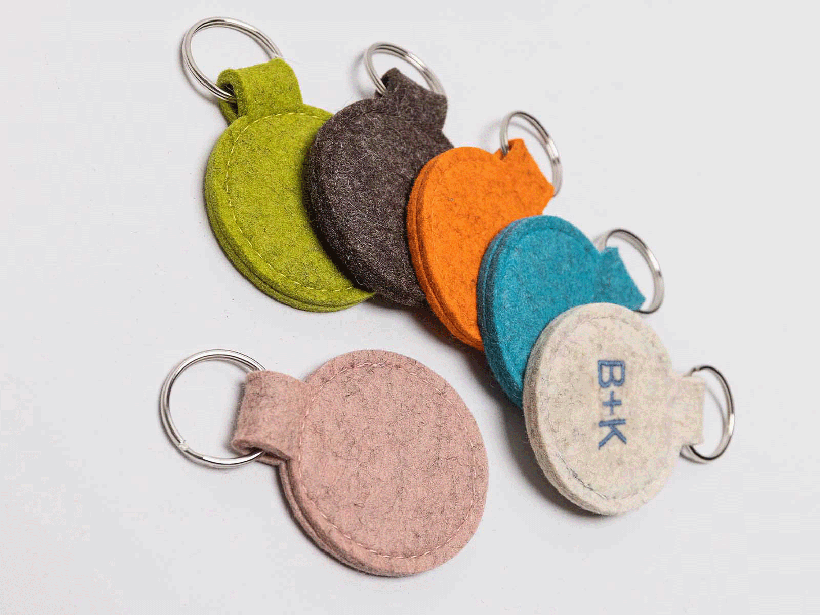 Runde Schlüsselanhänger aus Filz, bunte Farbmischung, mit Bestickung