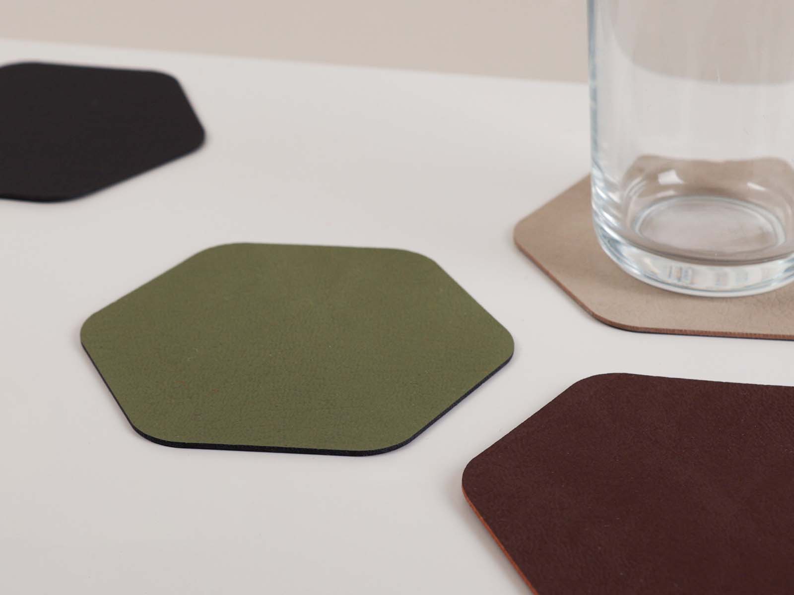 Sechsecker Untersetzer HEXA aus recyceltem Leder in verschiedenen Farben