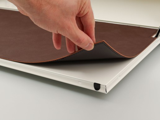 Magnetische Auflage aus recyceltem Leder für USM Klapptür Detailansicht Rückseite