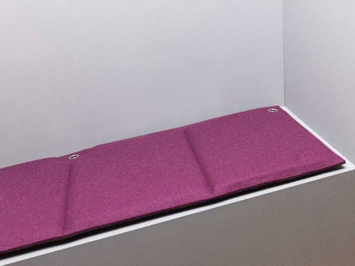 Bankauflage mit Ziernaht Absteppungen aus Filz auf Maß in der Farbe pflaume mit Ösen und Edelstahlbefestigung