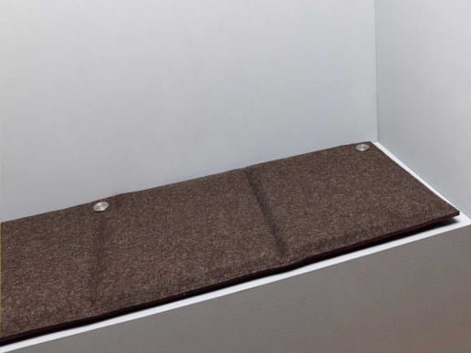 Bankauflage mit Ziernaht Absteppungen aus Filz auf Maß in der Farbe jurabraun mit Ösen und Edelstahlbefestigung