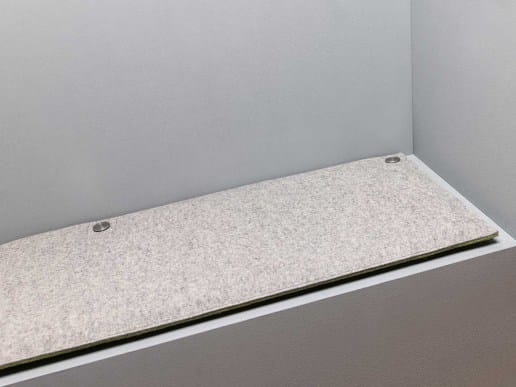 Bankauflage aus Filz auf Maß in der Farbe grau mit Ösen und Edelstahlbefestigung