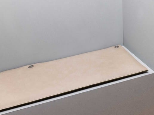 Bankauflage aus Filz und recyceltem Leder auf Maß in der Farbe taupe mit Ösen und Edelstahlbefestigung