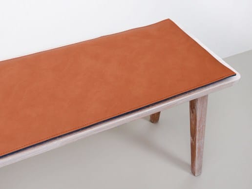 Bankauflage nach Maß aus Filz und recyceltem Leder in der Farbe camel