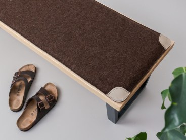 Bankauflage nach Maß aus Filz mit Lederecken in den Farben jurabraun und taupe