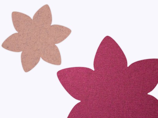 Bluete-aus-Filz-individuelle-Groesse-malve-fuchsia