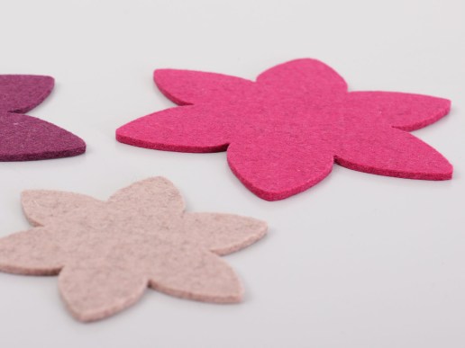 Blume-aus-Filz-Zuschnitt-individuelle-Groesse-malve-fuchsia-pflaume