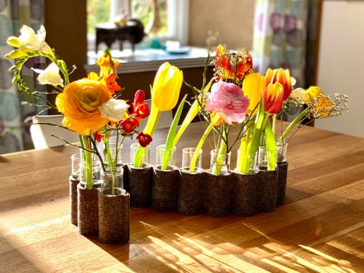 Blumenvase aus Filz mit 15 Reagenzgläsern
