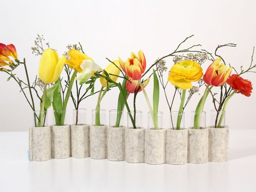 Blumenvase aus Filz mit 10 Reagenzgläsern