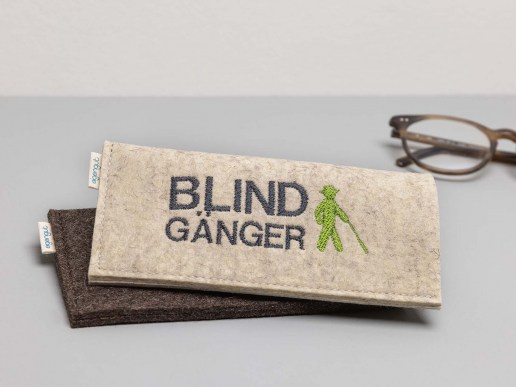 Brillenetui-aus-Filz-Motiv-Blindgaenger