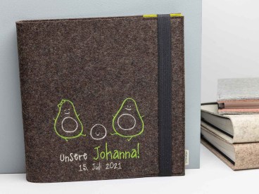 Fotoalbum-mit-Filz-Einband-bestickt-Avocado-Nachwuchs-eigene-Namen
