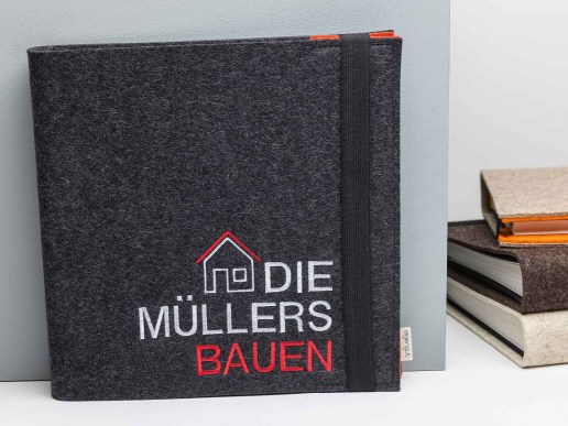 Fotoalbum-mit-Filz-Einband-bestickt-die-Muellers-bauen-Dein-Wunschname