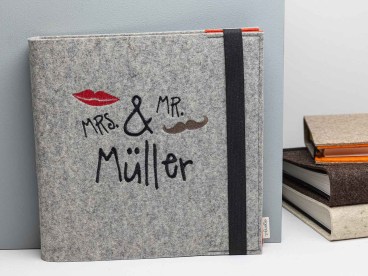 Fotoalbum-mit-Filz-Einband-bestickt-zur-Hochzeit-Mrs-und-Mr-Wunschname