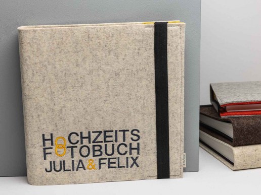 Fotoalbum aus Filz wollweiß mit Text Hochzeitsfotobuch und Name