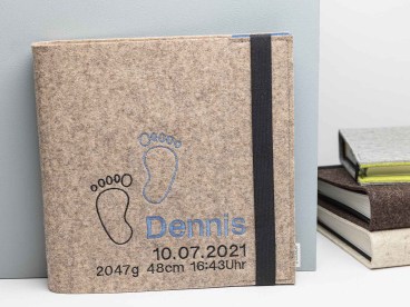 Fotoalbum-mit-Filz-Einband-bestickt-zur-Taufe-Geburt-Fussabdruecke