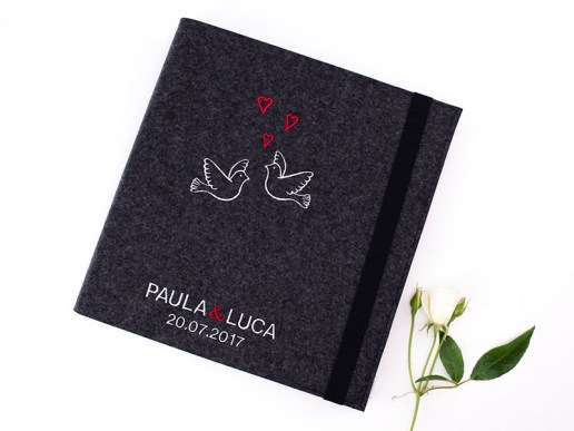Fotoalbum-zur-Hochzeit-individuell-mit-Name-aus-Filz-verliebte-Turteltauben