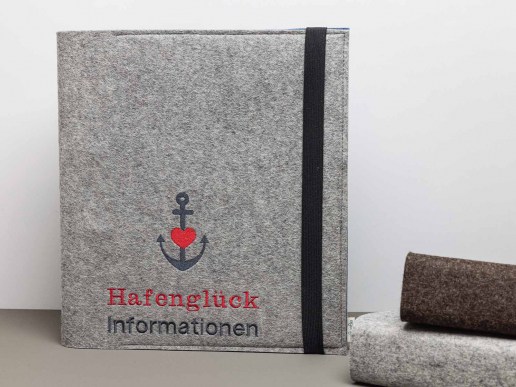 Gaeste-information-Mappe-Natur-Filz-mit-Anker-und-Herz