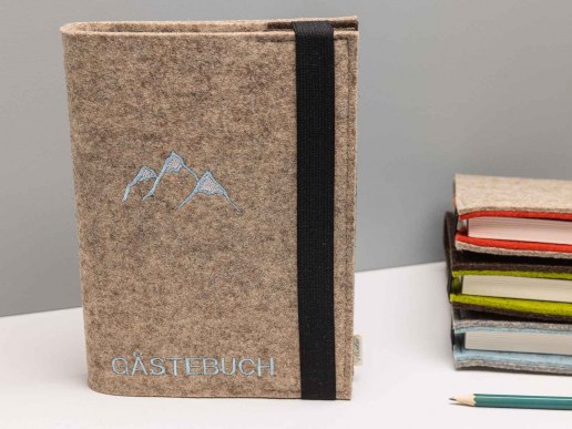 Gaestebuch-aus-Filz-mit-Bergpanorama-und-Wunschtext