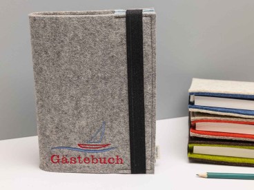Gaestebuch-aus-Filz-mit-Segelboot-und-Wunschtext