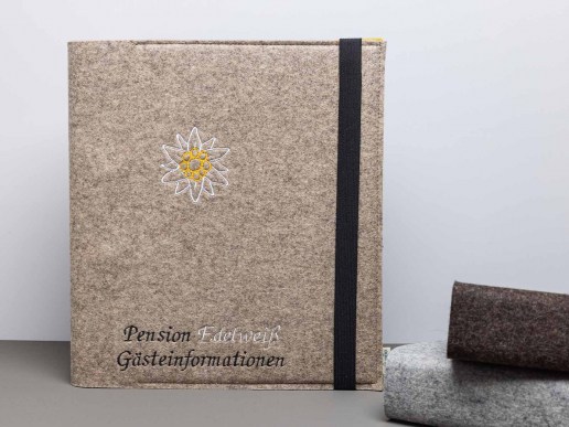 Gaesteinformation-Mappe-Natur-Filz-mit-Edelweiss-Alpen
