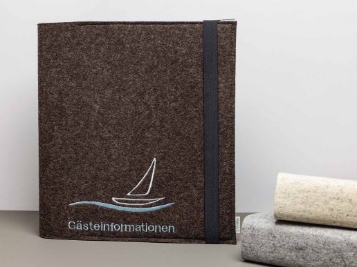 Gaesteinformation-Mappe-Natur-Filz-mit-Segelboot-See