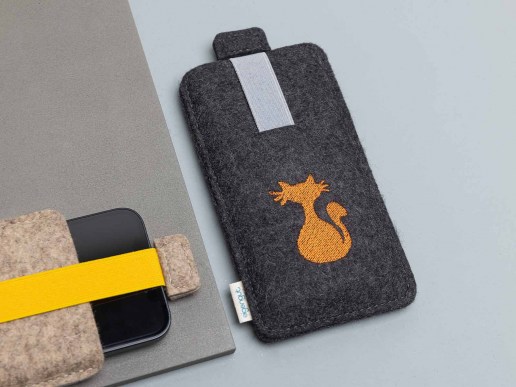 Handytasche aus Filz anthrazit mit Gummizuglasche grau. Bestickung mit Katze