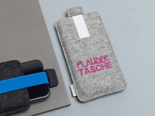 Handytasche aus Filz grau mit Gummizuglasche weiß. Bestickung Plaudertasche