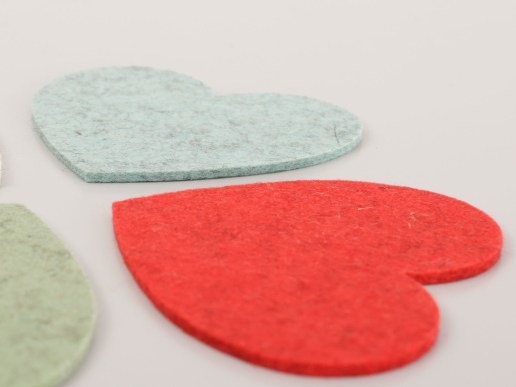 Herz-aus-Filz-Zuschnitt-individuelle-Groesse-tomate-salbei-merinoweiss-gletsche-Detail3