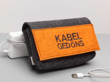 Kabeltasche-aus-Natur-Filz-Text-Kabelsalat