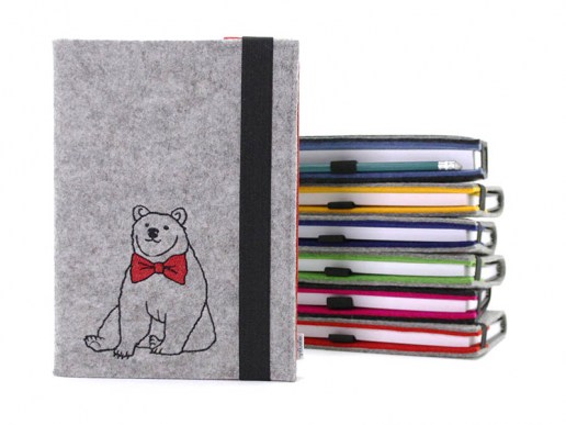 Kalender-Filz-Einband-mit-Motiv-Baer-mit-Schleife-bunt