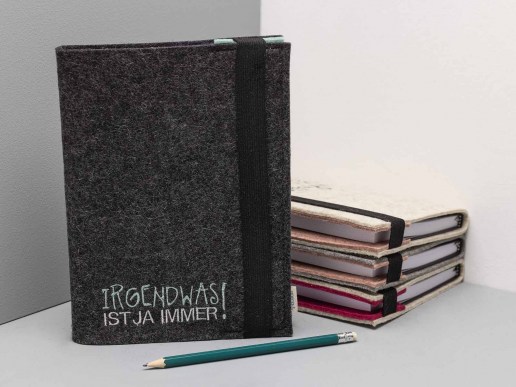 Kalender-mit-Filz-Einband-bestickt-Irgendwas-ist-ja-immer