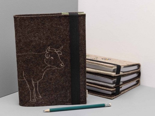 Kalender-mit-Filz-Einband-bestickt-Kuh-Elsa