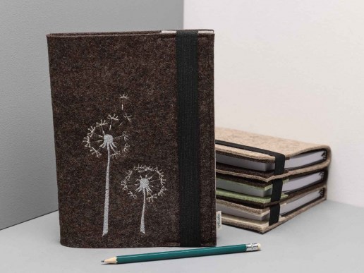 Kalender-mit-Filz-Einband-bestickt-Motiv-Pusteblume