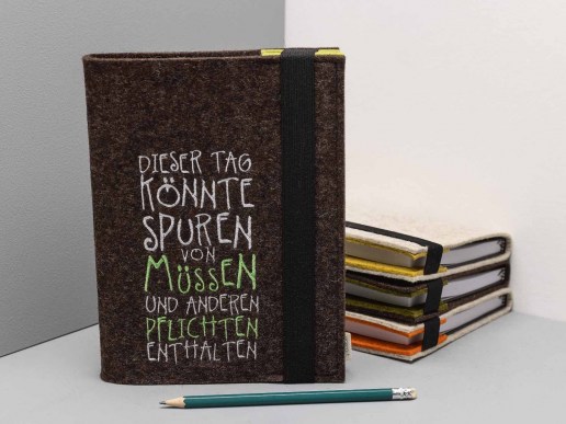 Kalender-mit-Filz-Einband-bestickt-Spruch-dieser-Tag-koennte