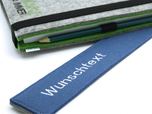 Kalender-mit-Filzeinband-Aufschrift-Innenlasche24