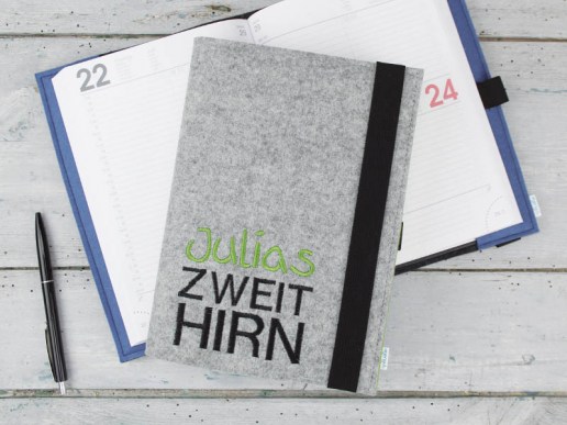 Kalender-mit-Filzeinband-bestickt-mit-Deinem-Namen-Zweithirn-01