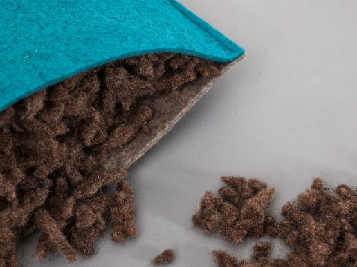 Sofakissen aus Filz in senf gelb und lagune blau mit individuellem Motiv Spirale und aufgenähte Dots