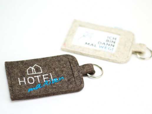 Kofferanhaenger-Filz-mit-Logo-Hotel-Gastro-01