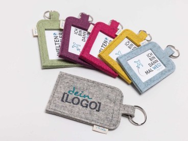 Kofferanhaenger-aus-Filz-mit-Logo-bestickt