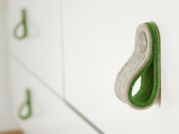 Moebelgriff-Schlaufe-aus-Filz-mit-Edelstahl-Knopf-wollweiss-apfelgruen